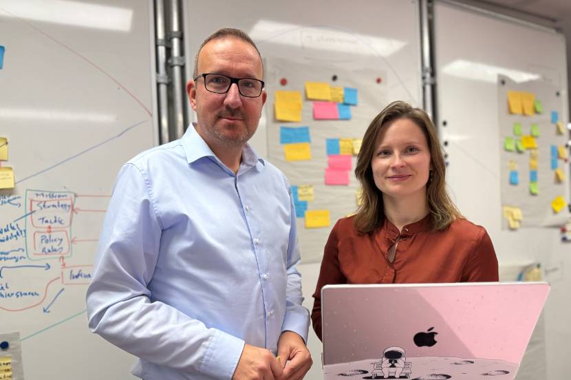 collega's poseren voor een scrumbord