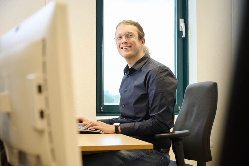 Leroy aan het werk achter zijn pc